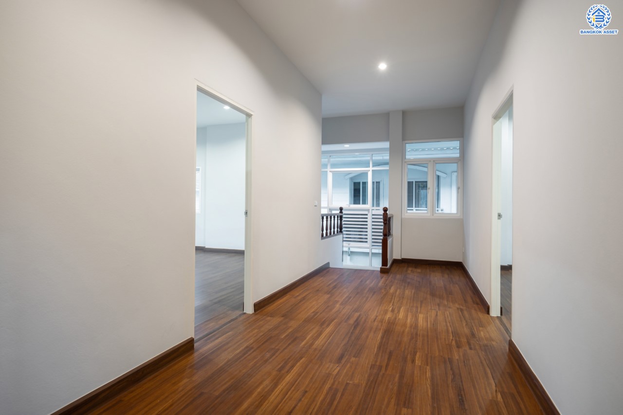 บ้านมือสองตกแต่งใหม่ ม.รัชชา2 บางใหญ่ หลังมุม เนื้อที่ 59 ตร.ว. ฟังก์ชัน 3 ห้องนอน 3 ห้องน้ำ 1 ห้องอเนกประสงค์ จอดรถได้ 2 คัน บนทำเลเชื่อมต่อถ.กาญจนาภิเษก ใกล้เซ็นทรัลเวสต์เกต ทางด่วน "กาญจนาภิเษก" และรถไฟฟ้าสายสีม่วง "สถานีตลาดบางใหญ่"